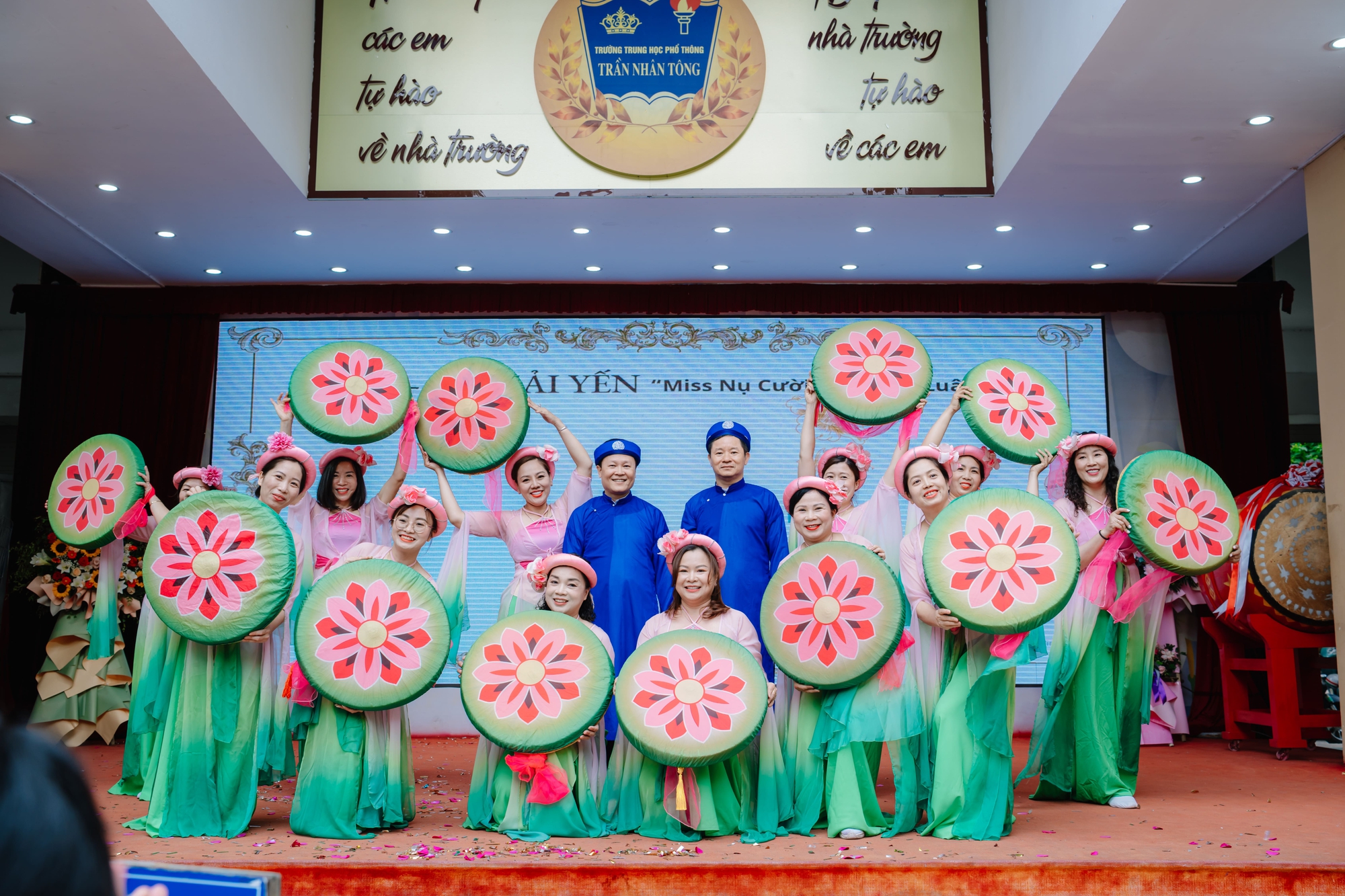 Chùm ảnh nữ sinh Trần Nhân Tông trong lễ bế giảng gây sốt khắp cõi mạng: Thanh xuân đúng là thứ khiến người ta "say nắng"!- Ảnh 14.