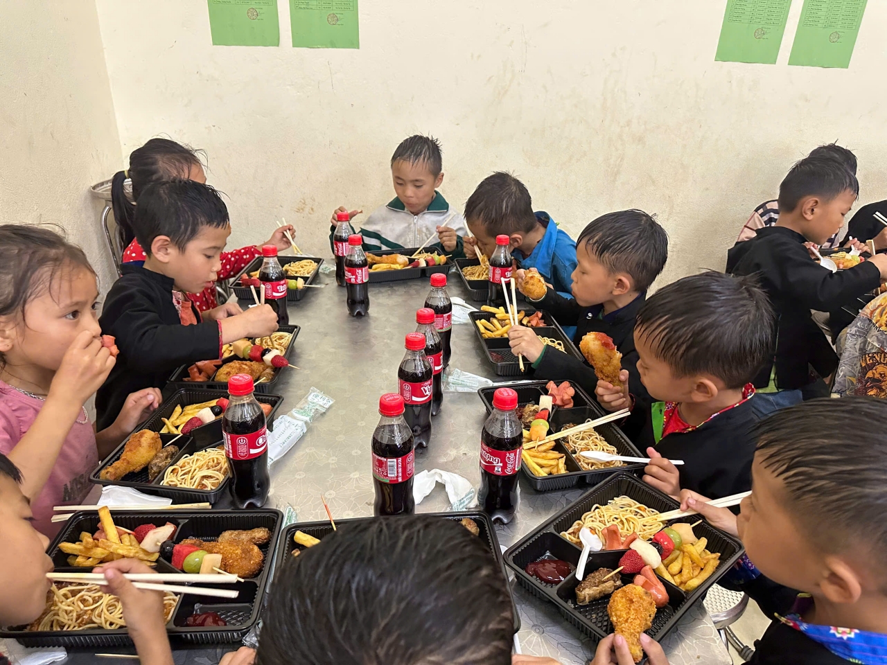 Cơm Treo và bữa tiệc buffet giữa núi rừng: Khi các em nhỏ lần đầu được ăn gà rán, spaghetti- Ảnh 8.