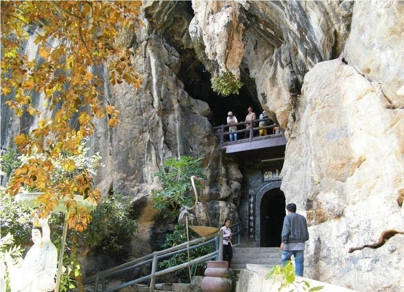 Phát hiện ngôi chùa ẩn sâu trong hang đá, cách Hà Nội hơn 100km, đang nổi tiếng nhờ vị sư thầy này- Ảnh 4.