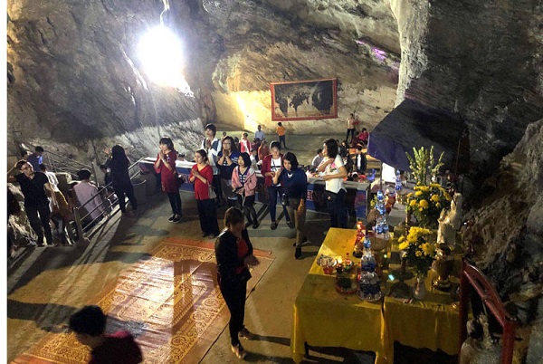 Phát hiện ngôi chùa ẩn sâu trong hang đá, cách Hà Nội hơn 100km, đang nổi tiếng nhờ vị sư thầy này- Ảnh 6.