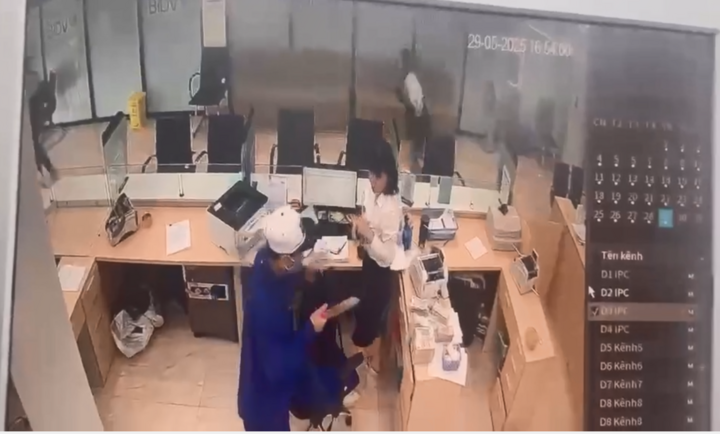 Kẻ bịt mặt xông vào ngân hàng ở Quảng Ninh, cướp 400 triệu đồng rồi bỏ trốn- Ảnh 1.