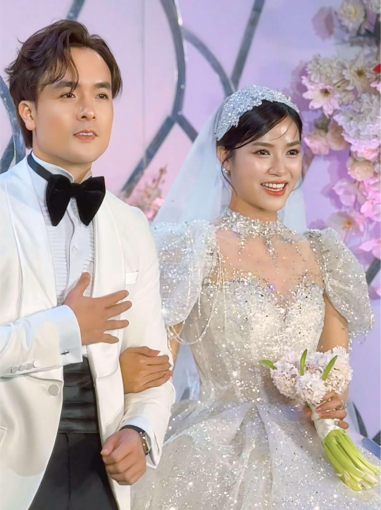 Bắt trọn cảnh cặp đôi Vbiz mới cưới cãi nhau giữa đường, biểu cảm nhà gái cực gắt như Bắt trọn cảnh cặp đôi Vbiz mới cưới cãi nhau giữa đường, biểu cảm nhà gái cực gắt như