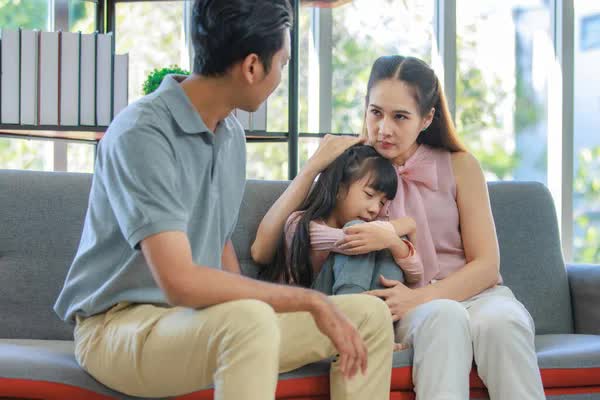 "Bạo lực gia đình kiểu mới" đang lan rộng: Cha mẹ không biết gì, con cái khóc thầm trong tim- Ảnh 1.