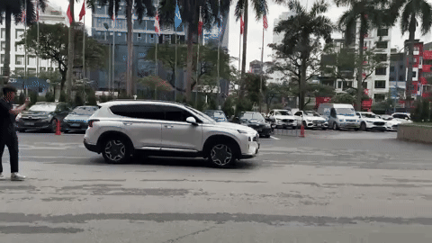 Công Phượng gây sốc với diện mạo mới, sao bóng đá lái xế hộp xịn, mang cả 