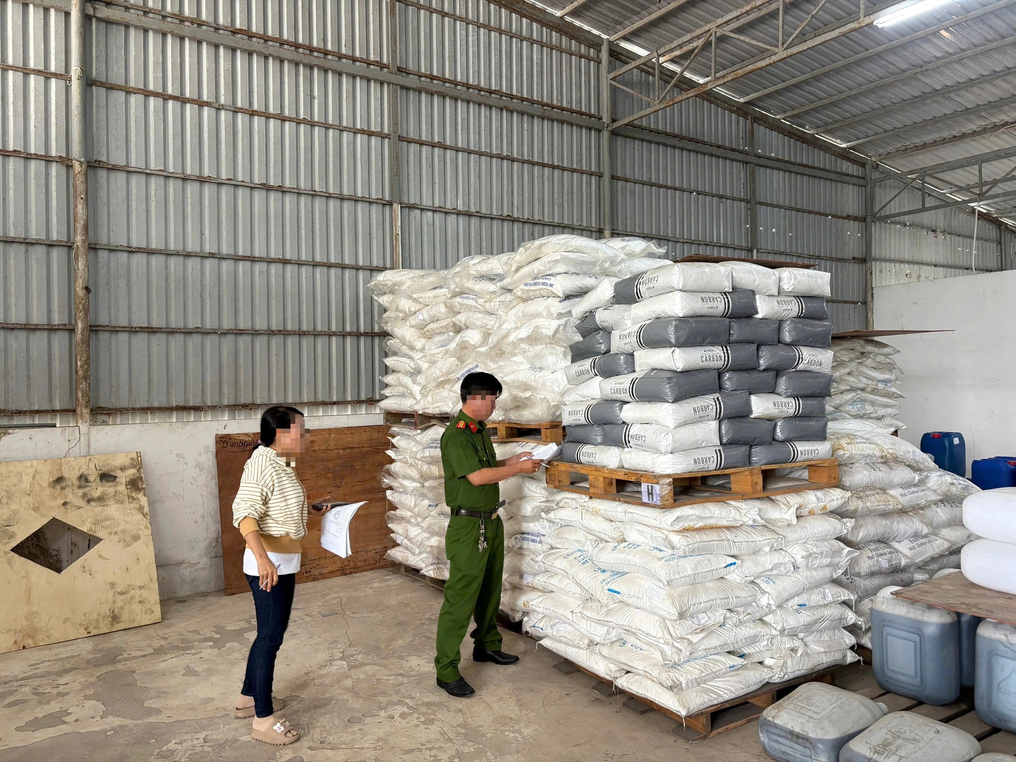 Phát hiện 25 tấn hóa chất và mỹ phẩm không rõ nguồn gốc- Ảnh 1.
