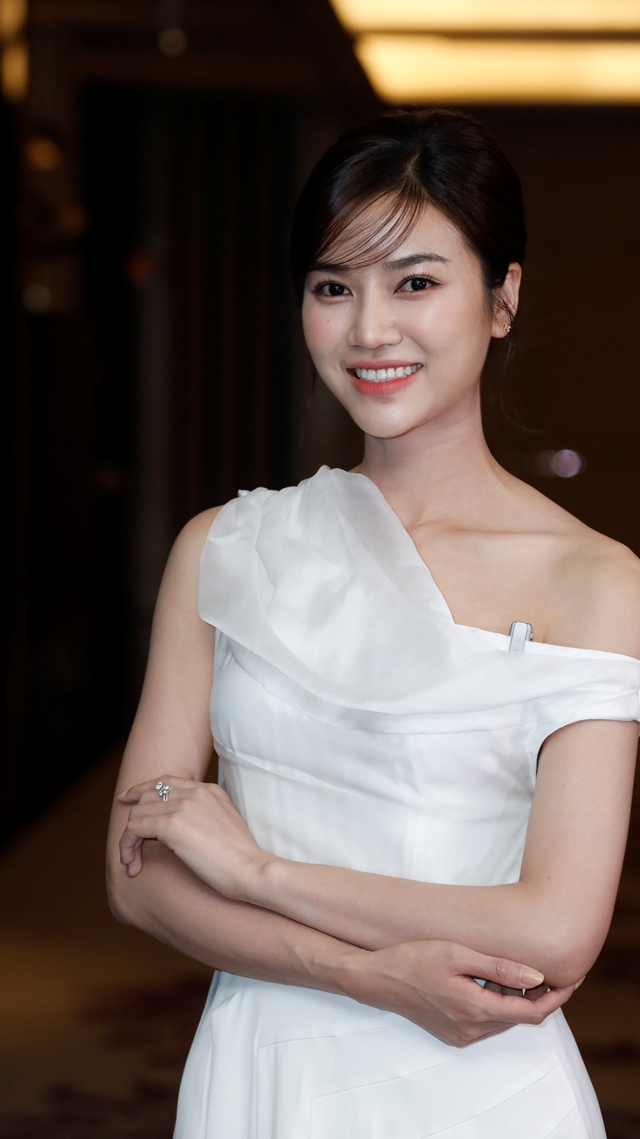 Nam diễn viên vắng mặt ở họp báo vì Covid-19, nữ chính lẻ bóng hút mọi ánh nhìn, được khen càng ngày càng đẹp- Ảnh 2. Nam diễn viên vắng mặt ở họp báo vì Covid-19, nữ chính lẻ bóng hút mọi ánh nhìn, được khen càng ngày càng đẹp- Ảnh 2.