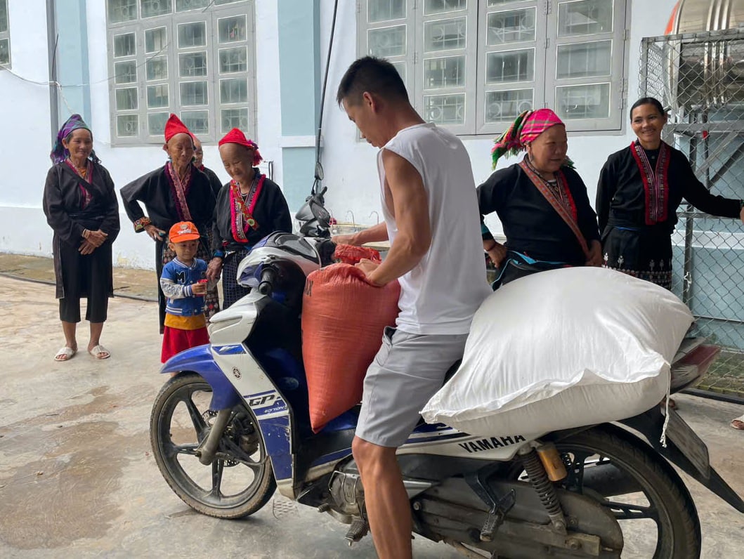 Quà đặc biệt ngày bế giảng, mỗi học sinh được "thưởng" 60 kg gạo- Ảnh 1.