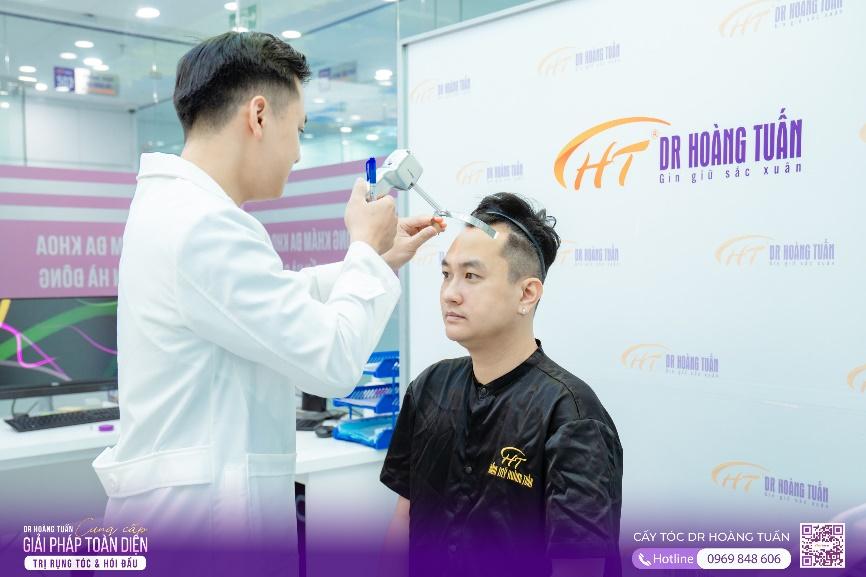 Diễn viên “Phố trong làng” đi cấy tóc: Ngủ một giấc tỉnh dậy, trán hói chữ M “bay màu”, trẻ ra vài tuổi- Ảnh 1.
