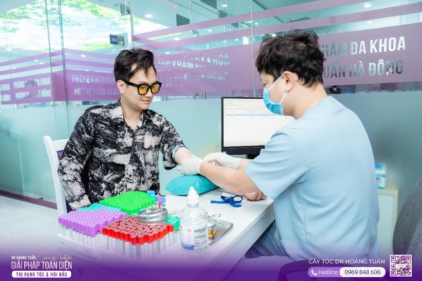 Diễn viên “Phố trong làng” đi cấy tóc: Ngủ một giấc tỉnh dậy, trán hói chữ M “bay màu”, trẻ ra vài tuổi- Ảnh 2.