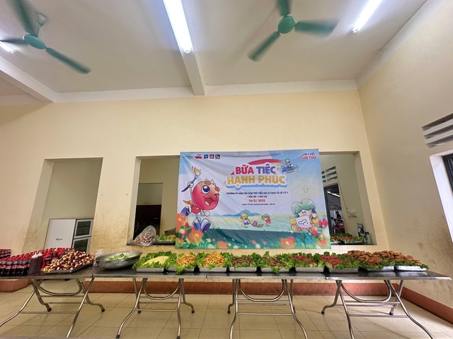 Cơm Treo và bữa tiệc buffet giữa núi rừng: Khi các em nhỏ lần đầu được ăn gà rán, spaghetti- Ảnh 1.