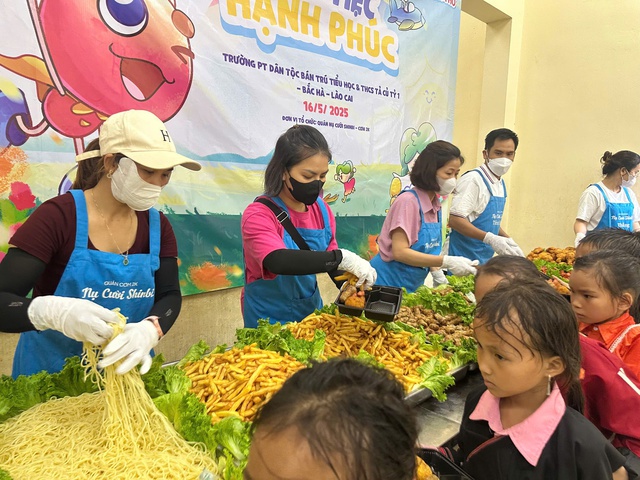 Cơm Treo và bữa tiệc buffet giữa núi rừng: Khi các em nhỏ lần đầu được ăn gà rán, spaghetti- Ảnh 2.