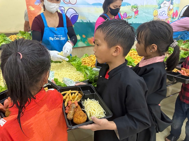 Cơm Treo và bữa tiệc buffet giữa núi rừng: Khi các em nhỏ lần đầu được ăn gà rán, spaghetti- Ảnh 3.