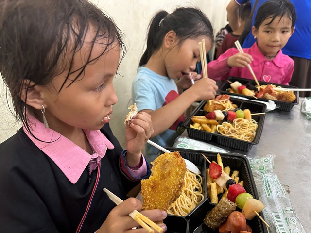 Cơm Treo và bữa tiệc buffet giữa núi rừng: Khi các em nhỏ lần đầu được ăn gà rán, spaghetti- Ảnh 4.
