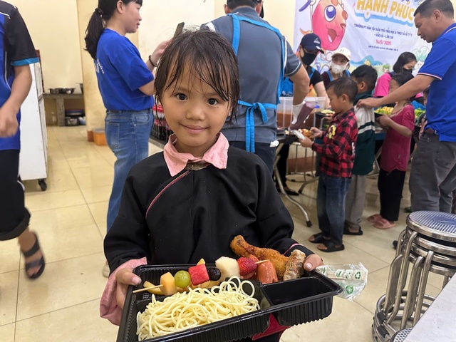 Cơm Treo và bữa tiệc buffet giữa núi rừng: Khi các em nhỏ lần đầu được ăn gà rán, spaghetti- Ảnh 5.