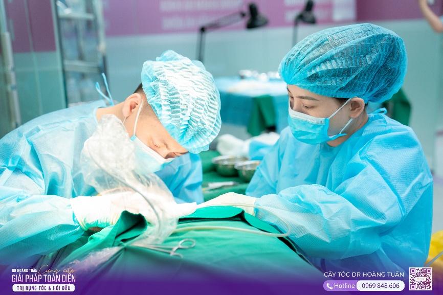 Diễn viên “Phố trong làng” đi cấy tóc: Ngủ một giấc tỉnh dậy, trán hói chữ M “bay màu”, trẻ ra vài tuổi- Ảnh 3.