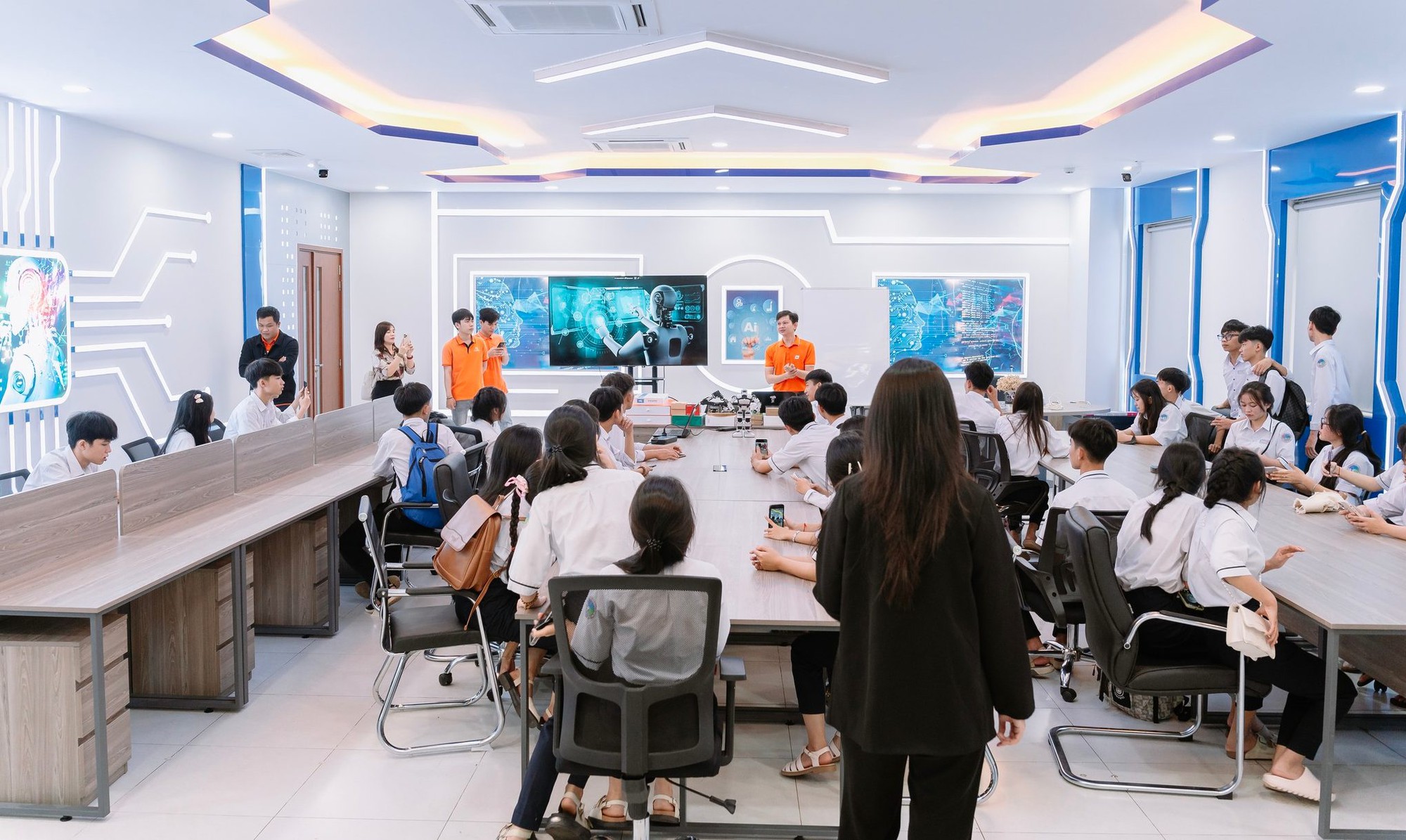FPTU ra mắt chuỗi hoạt động cực chất “Prompt your Future”: Gen Z không học để thi, học để prompt tương lai của chính mình- Ảnh 4.