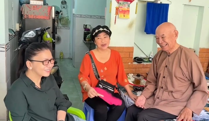 Kép chính cải lương nổi tiếng giờ sống khó khăn, phải kê ghế nhựa làm giường ngủ- Ảnh 4. Kép chính cải lương nổi tiếng giờ sống khó khăn, phải kê ghế nhựa làm giường ngủ- Ảnh 4.