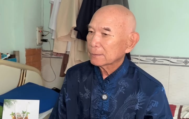 Kép chính cải lương nổi tiếng giờ sống khó khăn, phải kê ghế nhựa làm giường ngủ- Ảnh 3. Kép chính cải lương nổi tiếng giờ sống khó khăn, phải kê ghế nhựa làm giường ngủ- Ảnh 3.