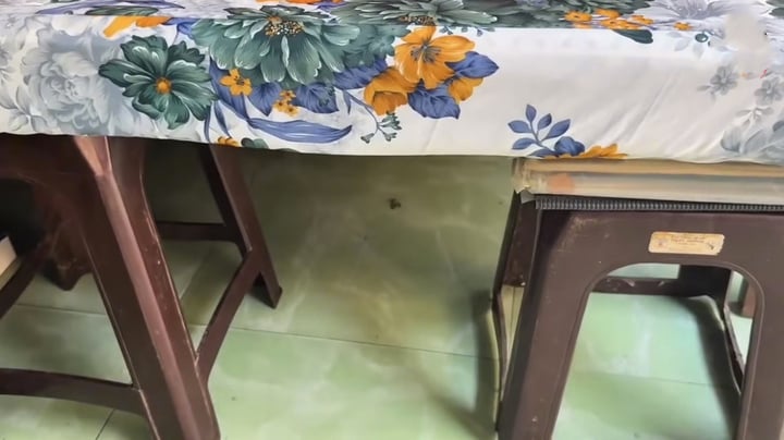 Kép chính cải lương nổi tiếng giờ sống khó khăn, phải kê ghế nhựa làm giường ngủ- Ảnh 2. Kép chính cải lương nổi tiếng giờ sống khó khăn, phải kê ghế nhựa làm giường ngủ- Ảnh 2.