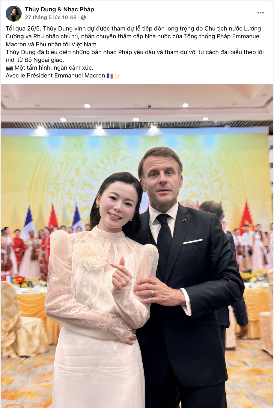 Nữ ca sĩ được chụp ảnh, hát chào mừng Tổng thống Pháp đến Việt Nam là ai?- Ảnh 2.