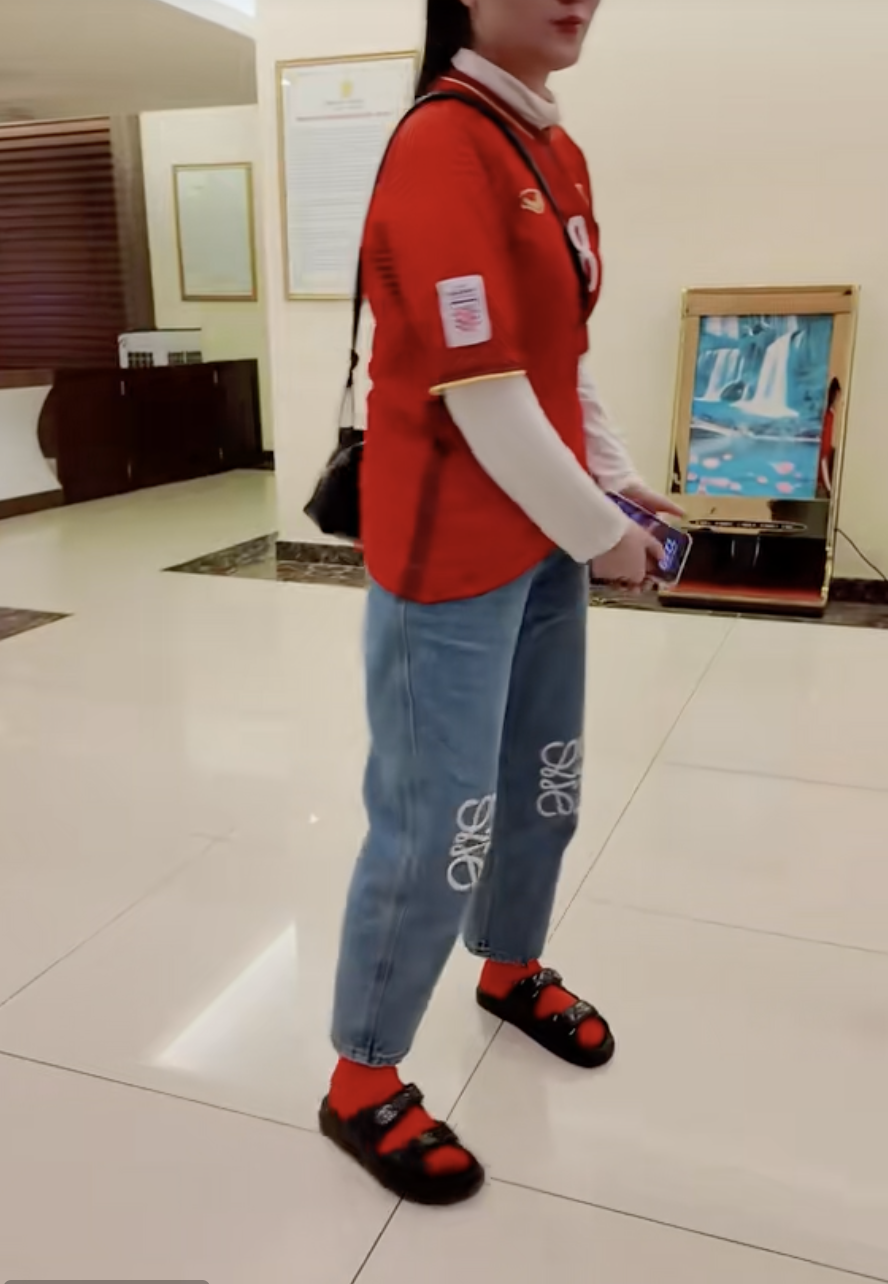 Vợ Duy Mạnh và những lần bị chê tơi tả vì mặc xấu, diện hàng hiệu như hàng chợ, đáp trả thế nào?- Ảnh 4.