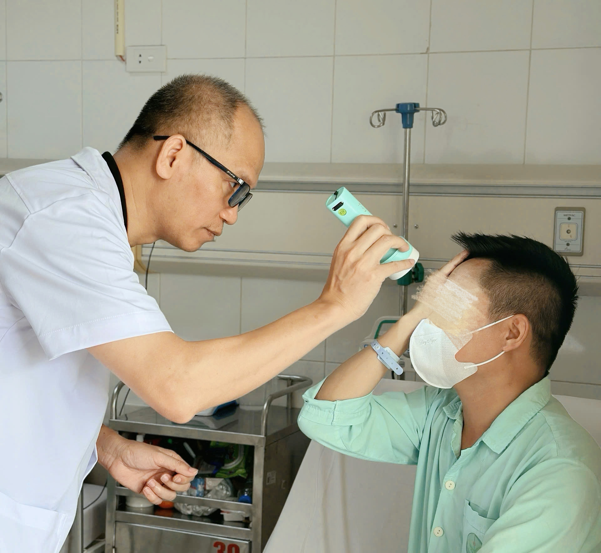 Tiêm filler xóa nhăn trán ở spa do người quen giới thiệu, người đàn ông 45 tuổi mù luôn mắt trái- Ảnh 1.