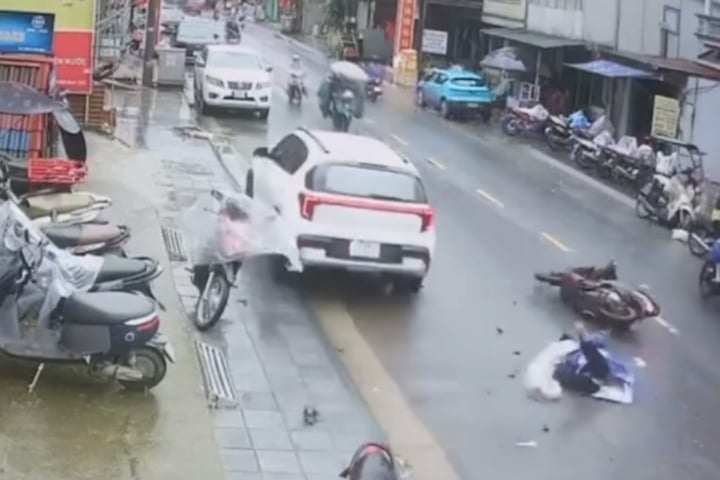 Xe điên tông hàng loạt xe máy ở Sapa, 1 cháu bé tử vong- Ảnh 1.