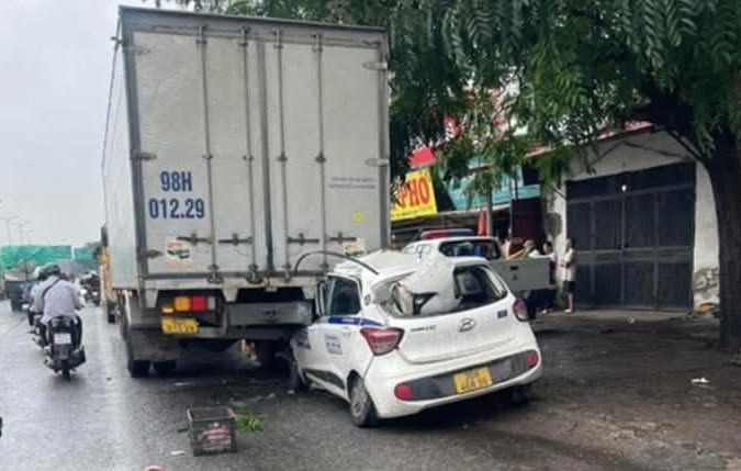 Taxi tông vào ô tô tải dừng ven đường, tài xế nằm bất động trong xe- Ảnh 1.