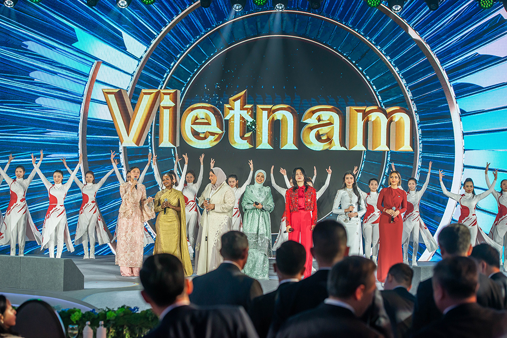 Văn Mai Hương hát cùng công chúa Campuchia Norodom Jenna- Ảnh 1.