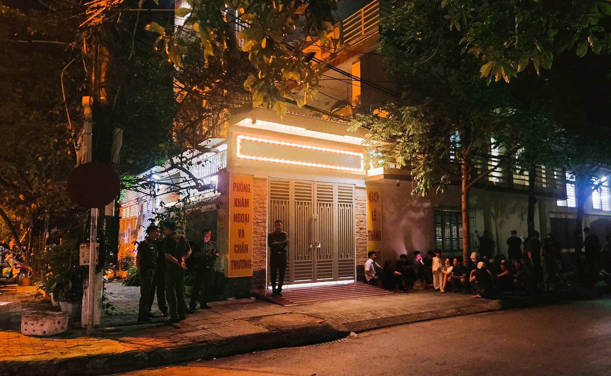 Nửa đêm, người hiếu kỳ vẫn tập trung theo dõi vụ người phụ nữ tử vong tại phòng khám tư- Ảnh 1.