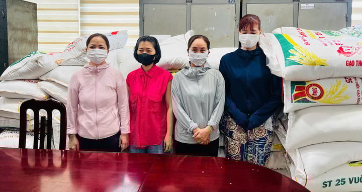 Bắt 2 chủ cửa hàng ở Hà Nội bán hơn 17 tấn gạo ST25 giả- Ảnh 1.