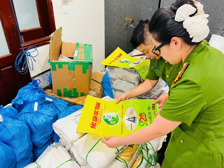 Bắt 2 chủ cửa hàng ở Hà Nội bán hơn 17 tấn gạo ST25 giả- Ảnh 2.