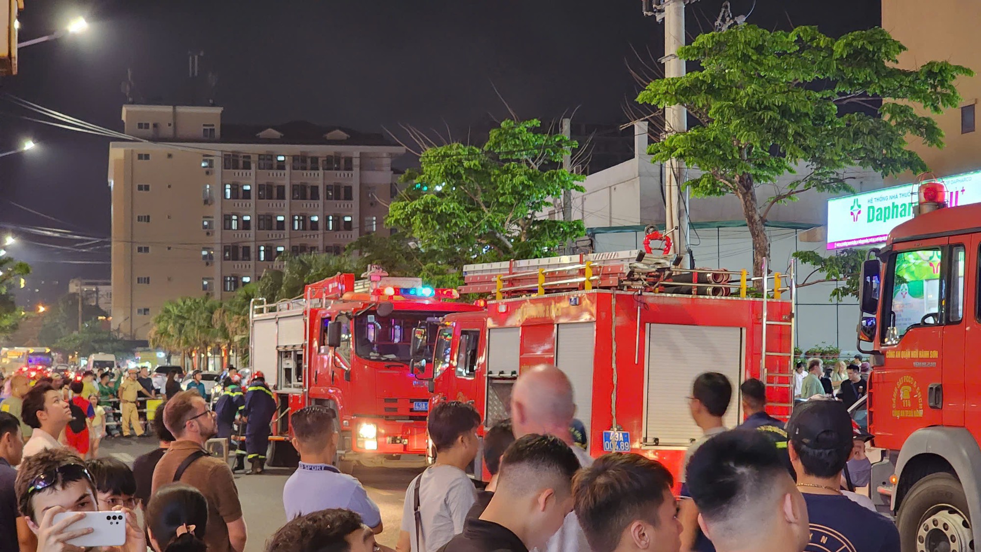 Cháy tại tầng 4 chung cư Mường Thanh, tuyến phố du lịch náo loạn- Ảnh 2.