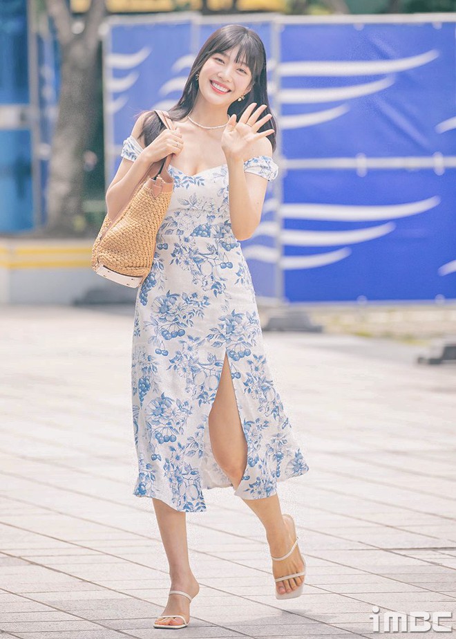 Huyền thoại váy hoa khiến ai ngắm cũng muốn điệu đà hơn trong mùa hè này- Ảnh 2.