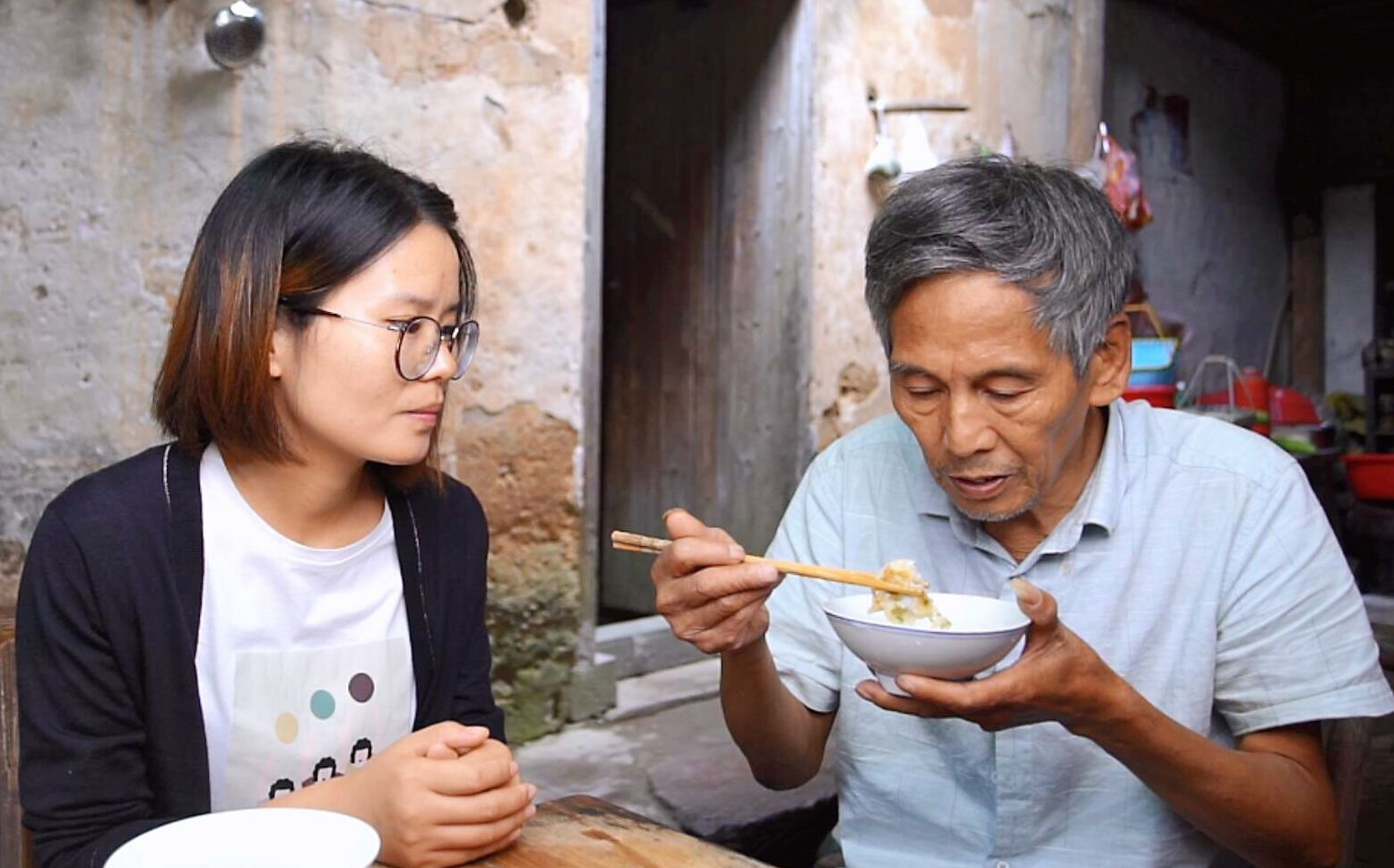 Con dâu thường xuyên "bật" bố chồng tanh tách nhưng khi ông bị bệnh lại quyết định làm một việc khiến ai cũng phải bất ngờ- Ảnh 1.