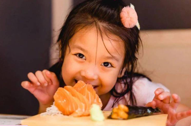 4 dấu hiệu cho thấy bố mẹ đang nuôi dạy con cái quá ngây thơ: Khi trưởng thành, bước vào xã hội, con dễ bị lừa gạt- Ảnh 1. 4 dấu hiệu cho thấy bố mẹ đang nuôi dạy con cái quá ngây thơ: Khi trưởng thành, bước vào xã hội, con dễ bị lừa gạt- Ảnh 1.