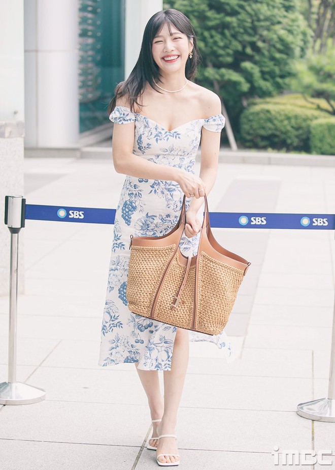 Huyền thoại váy hoa khiến ai ngắm cũng muốn điệu đà hơn trong mùa hè này- Ảnh 1.