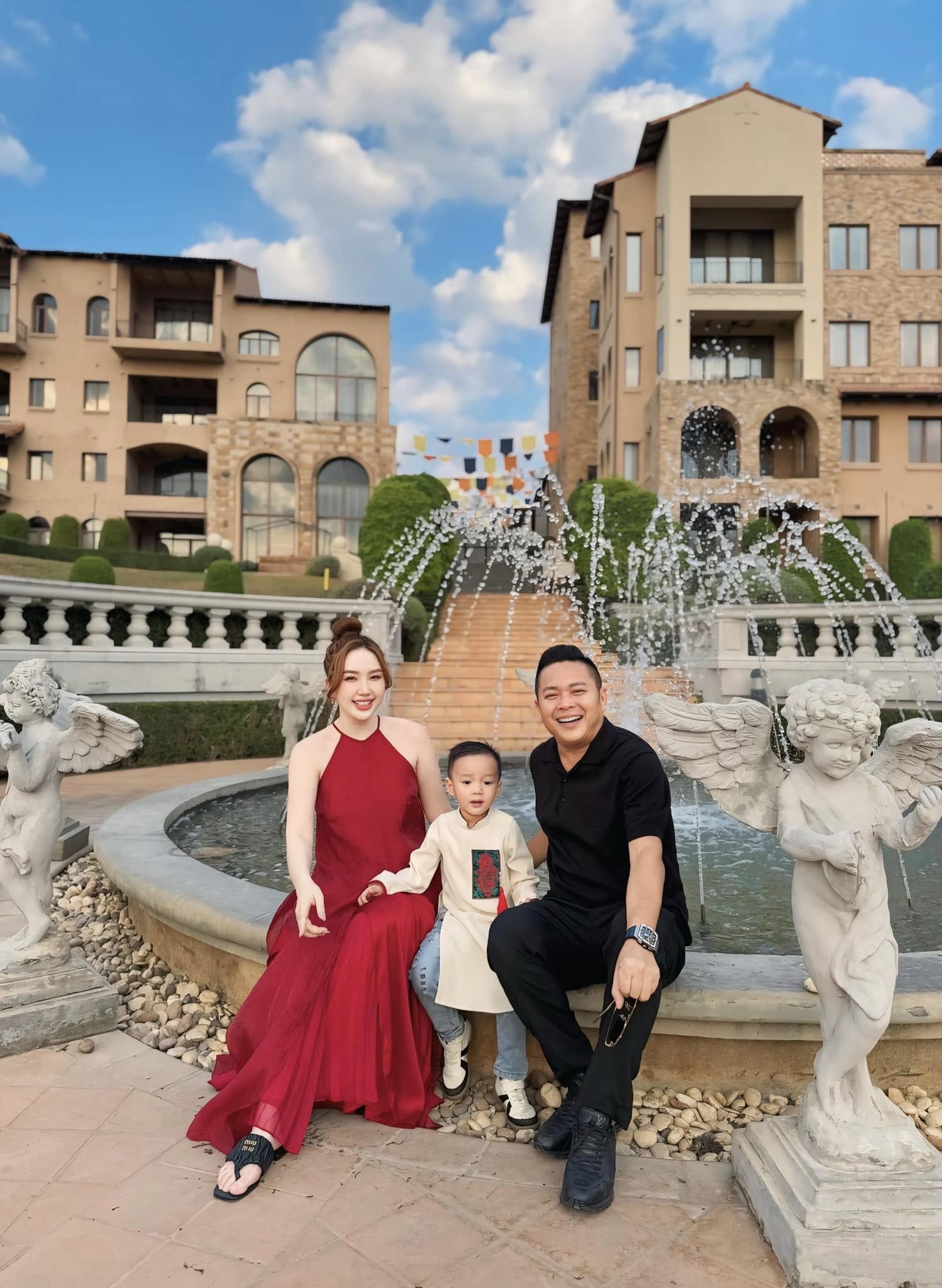 Mỹ nhân Việt lấy chồng giàu nứt vách nhưng kín bưng thông tin, ngày cưới chỉ vỏn vẹn 5 sao Việt tham dự- Ảnh 8.