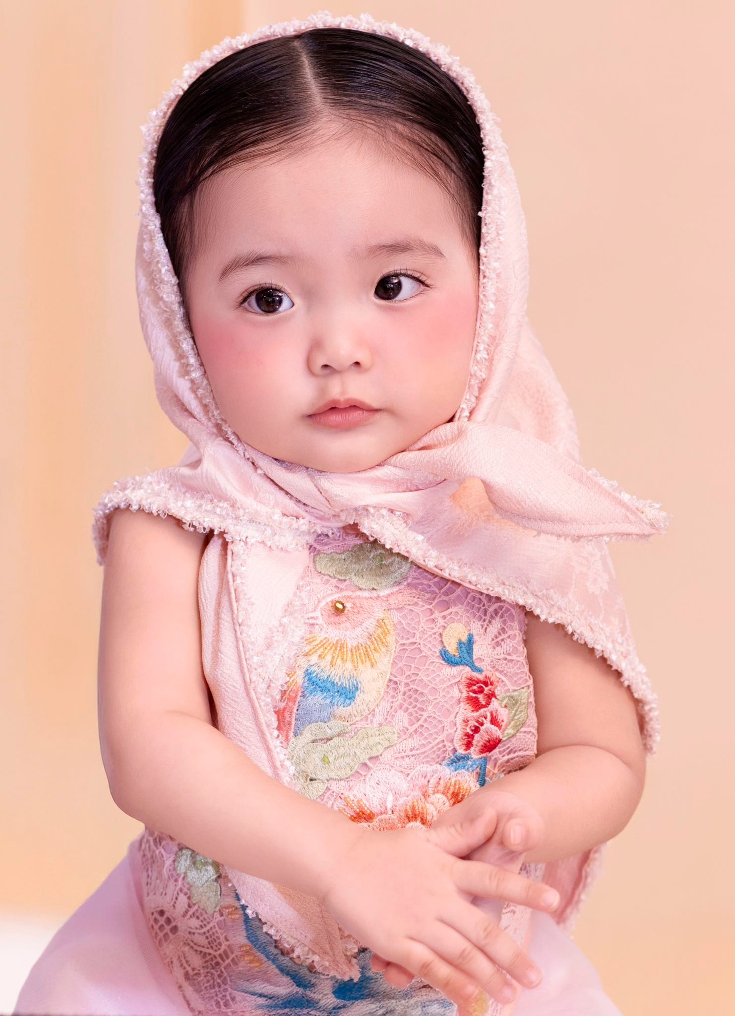 Vẻ đẹp như búp bê của con gái út nhà Khánh Thi-Phan Hiển, đáng yêu cỡ này bảo sao lu mờ bố mẹ nổi tiếng- Ảnh 6.