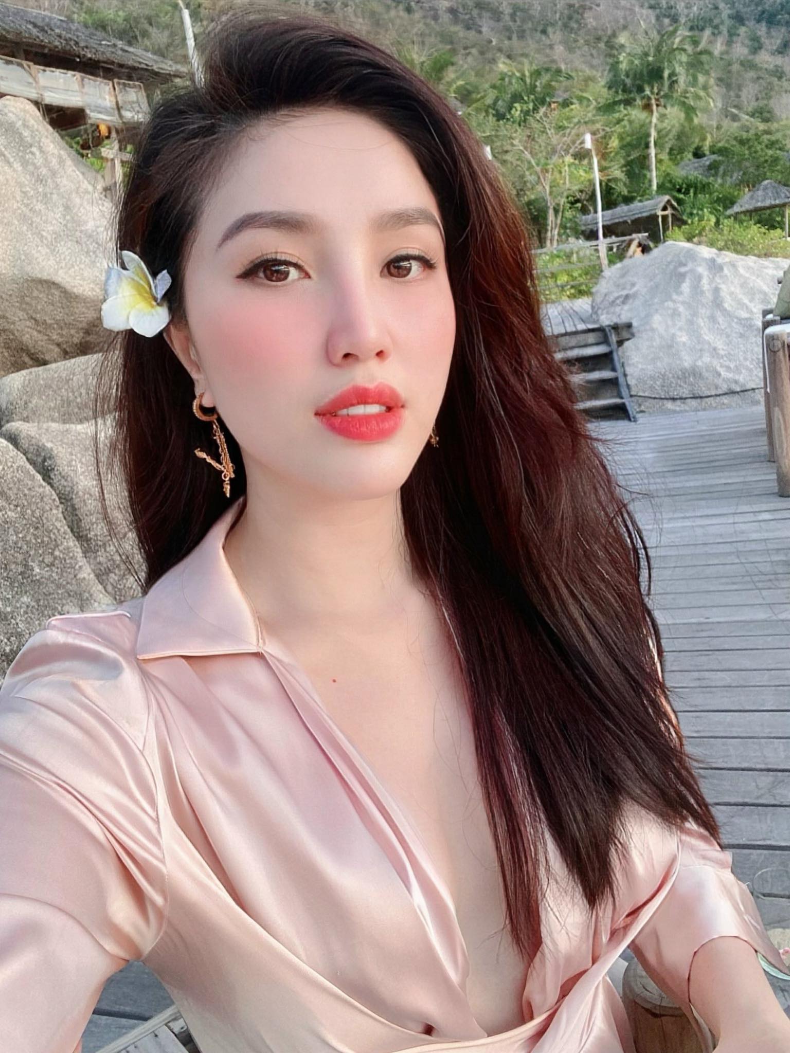 Mỹ nhân Việt lấy chồng giàu nứt vách nhưng kín bưng thông tin, ngày cưới chỉ vỏn vẹn 5 sao Việt tham dự- Ảnh 7.