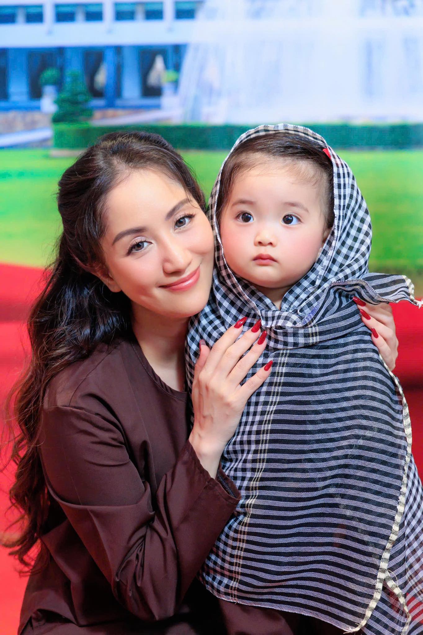 Vẻ đẹp như búp bê của con gái út nhà Khánh Thi-Phan Hiển, đáng yêu cỡ này bảo sao lu mờ bố mẹ nổi tiếng- Ảnh 1.