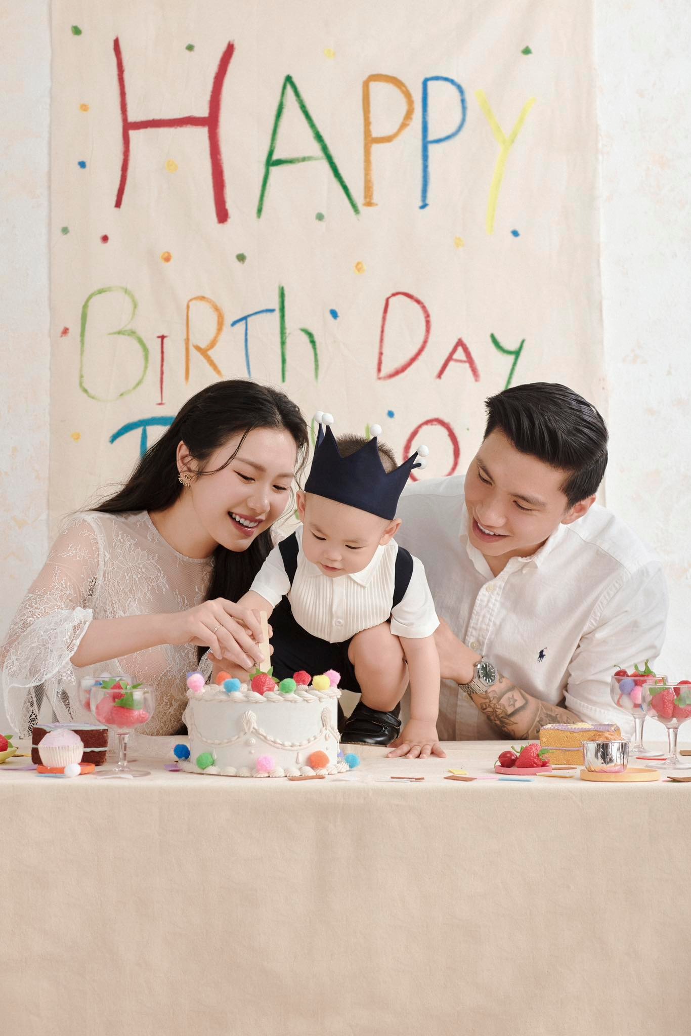 Văn Hậu tung ảnh nét căng mừng sinh nhật con trai, 