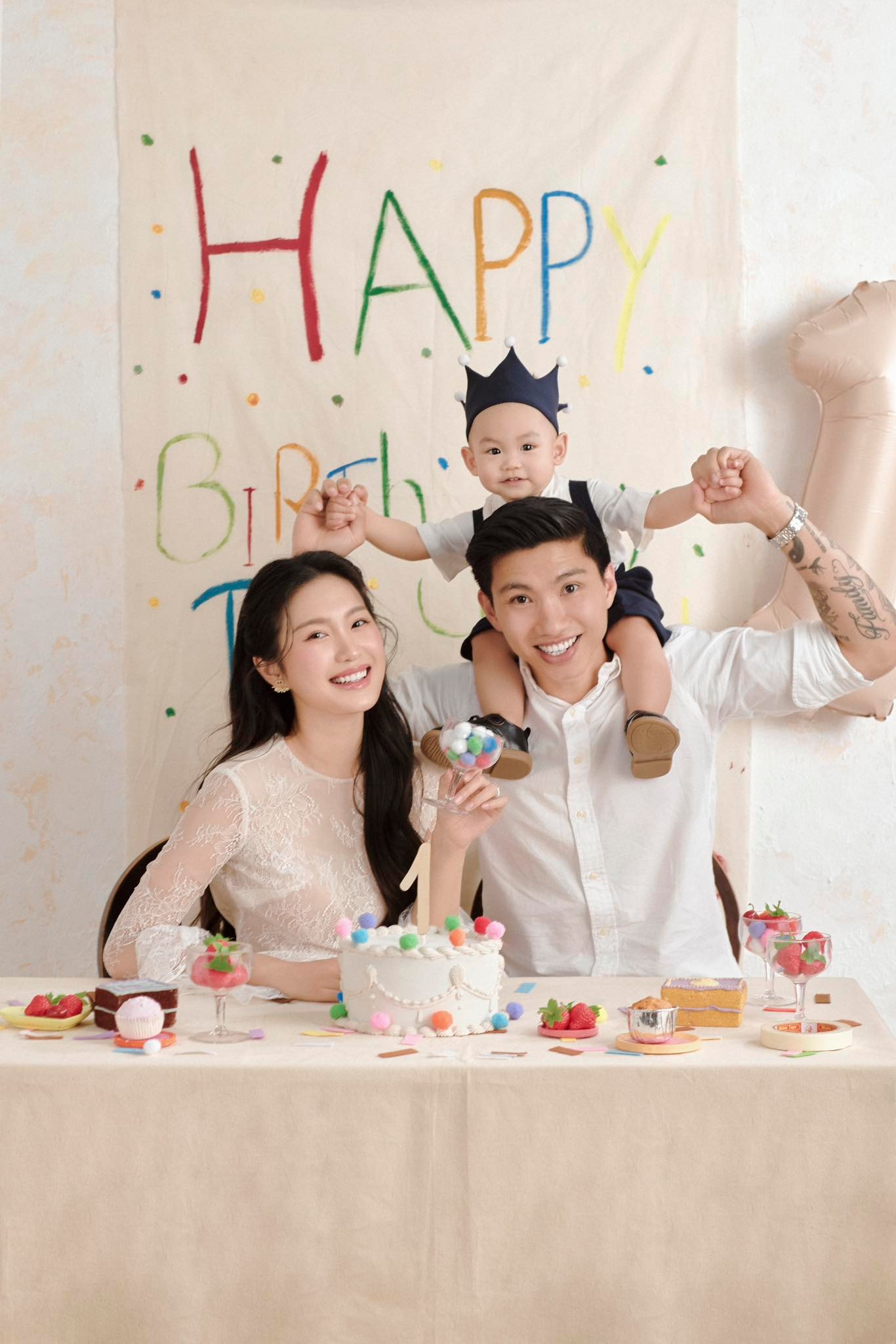 Văn Hậu tung ảnh nét căng mừng sinh nhật con trai, 