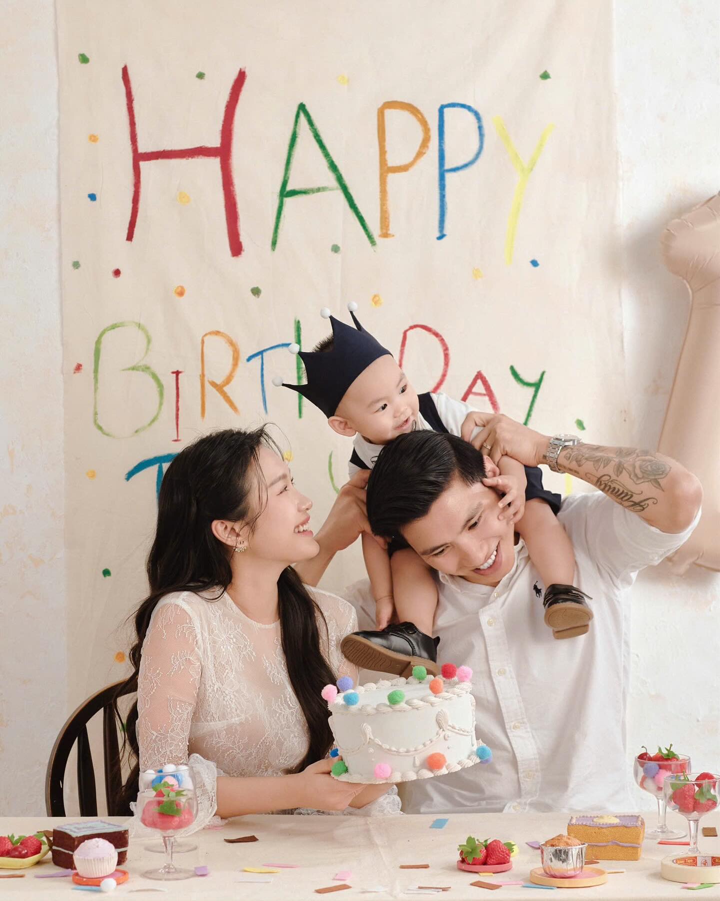 Văn Hậu tung ảnh nét căng mừng sinh nhật con trai, 