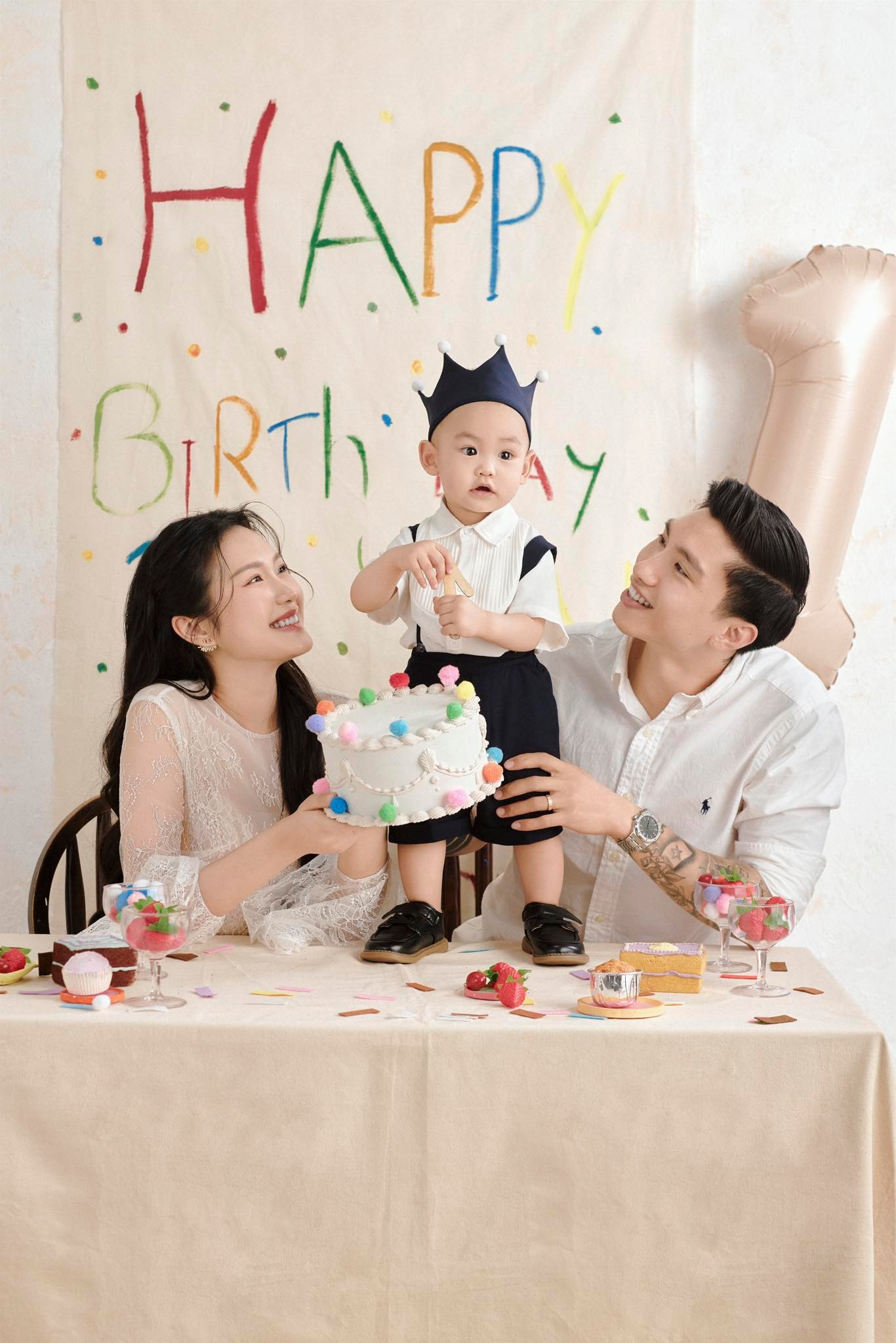 Văn Hậu tung ảnh nét căng mừng sinh nhật con trai, 