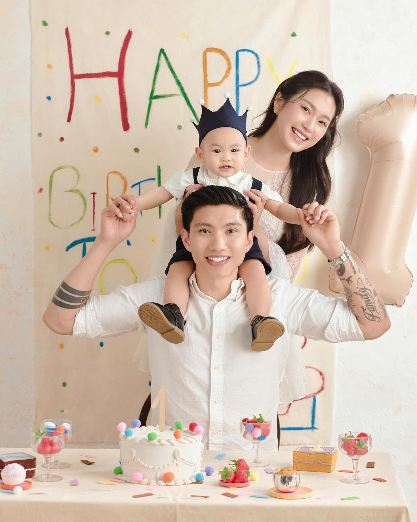 Văn Hậu tung ảnh nét căng mừng sinh nhật con trai, 