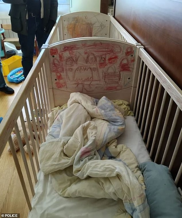 Bố mẹ bị bắt khi nhốt 3 con trong nhà suốt 4 năm vì sợ dịch bệnh, xúc động giây phút các bé lần đầu được ra ngoài- Ảnh 5. Bố mẹ bị bắt khi nhốt 3 con trong nhà suốt 4 năm vì sợ dịch bệnh, xúc động giây phút các bé lần đầu được ra ngoài- Ảnh 5.