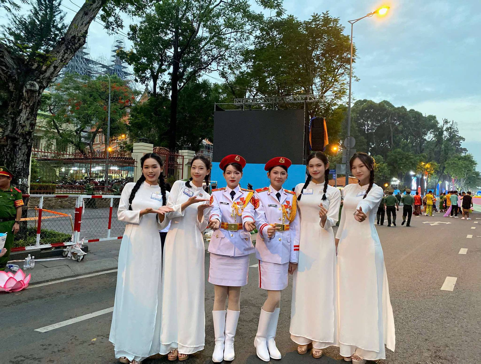 Nữ sinh ĐH Tôn Đức Thắng được tuyển chọn gắt gao để tham gia khối xe Nghi trượng tại Đại lễ 30/4- Ảnh 3.