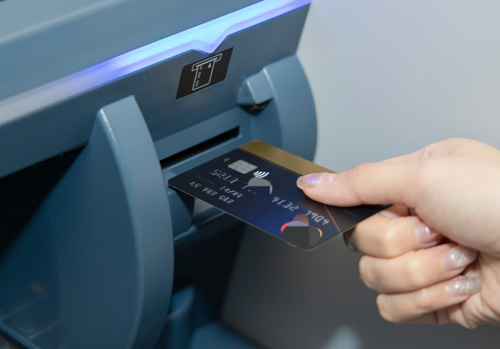Dịp lễ 30-4, rút tiền máy ATM/CDM đừng quên cảnh báo mới nhất của ngân hàng- Ảnh 1.
