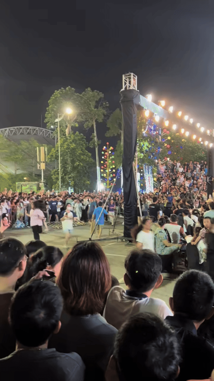 Tranh cãi cảnh tượng đám đông fan “húc đổ” rào chắn, lũ lượt chạy theo nam ca sĩ tai tiếng nhất Vbiz- Ảnh 1.